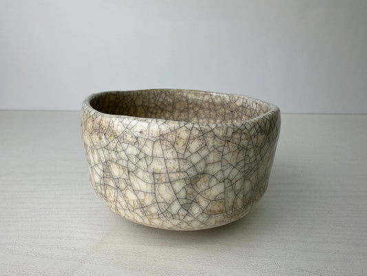 Y9402 CHAWAN Raku-ware white bowl signed Japan antique tea ceremony pottery cup