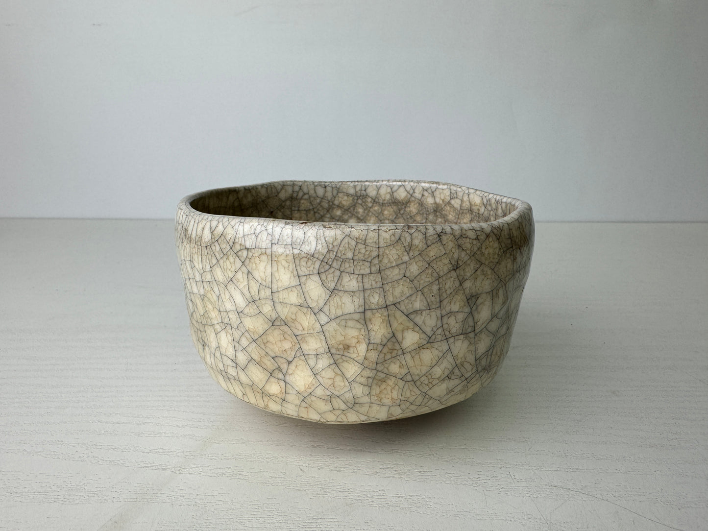 Y9402 CHAWAN Raku-ware white bowl signed Japan antique tea ceremony pottery cup