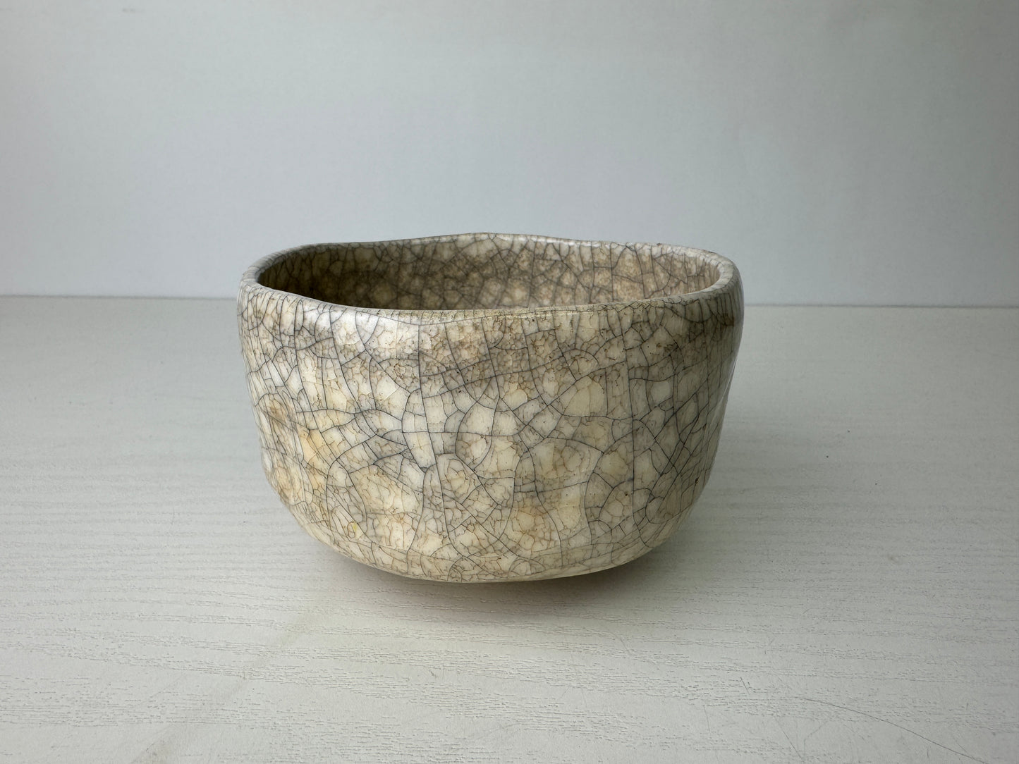 Y9402 CHAWAN Raku-ware white bowl signed Japan antique tea ceremony pottery cup