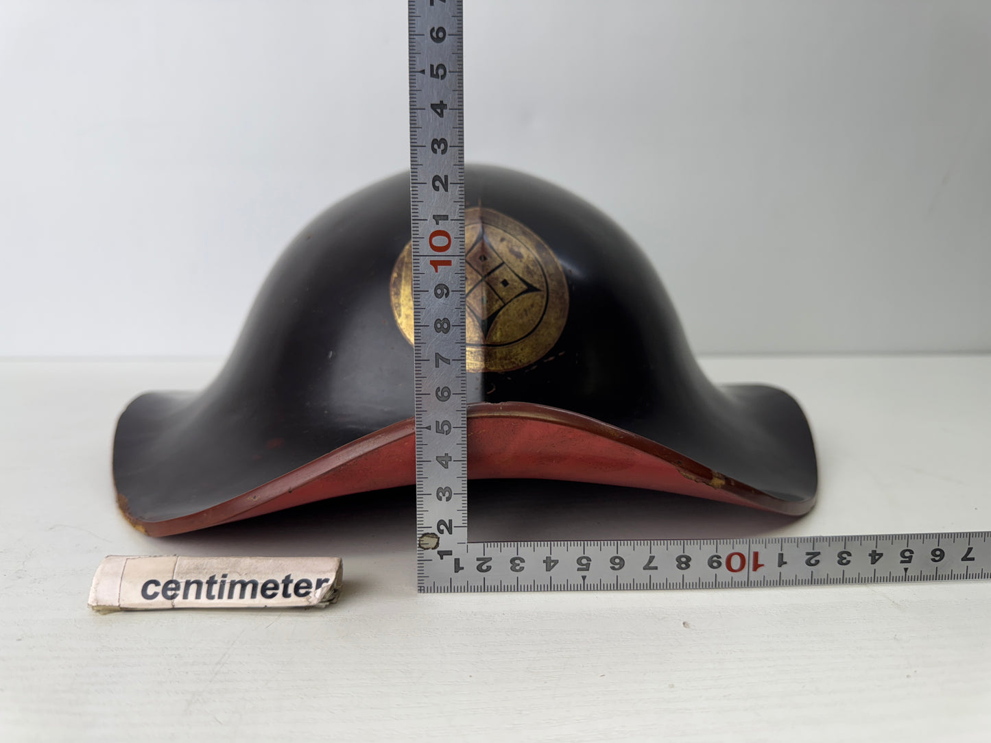 Y9452 JINGASA Black lacquer family crest Japan antique samurai hat yoroi helmet