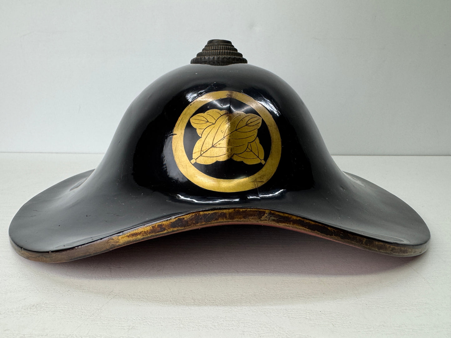 Y9453 JINGASA Black lacquer family crest Japan antique samurai hat yoroi helmet