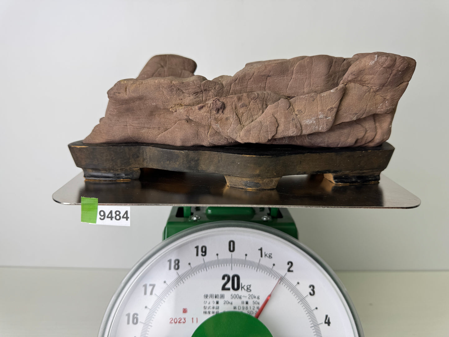 Y9484 OKIMONO Suiseki natural viewing stone wooden stand Japan antique interior