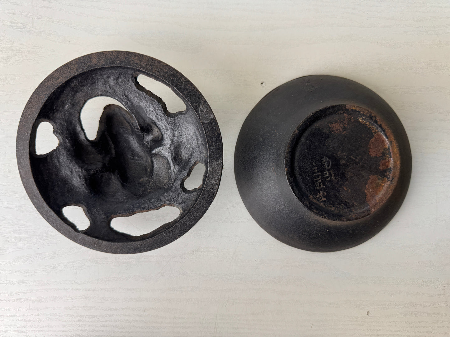Y9486 ASHTRAY Frog signed Nambu Ironware Japan antique collectible cigarette