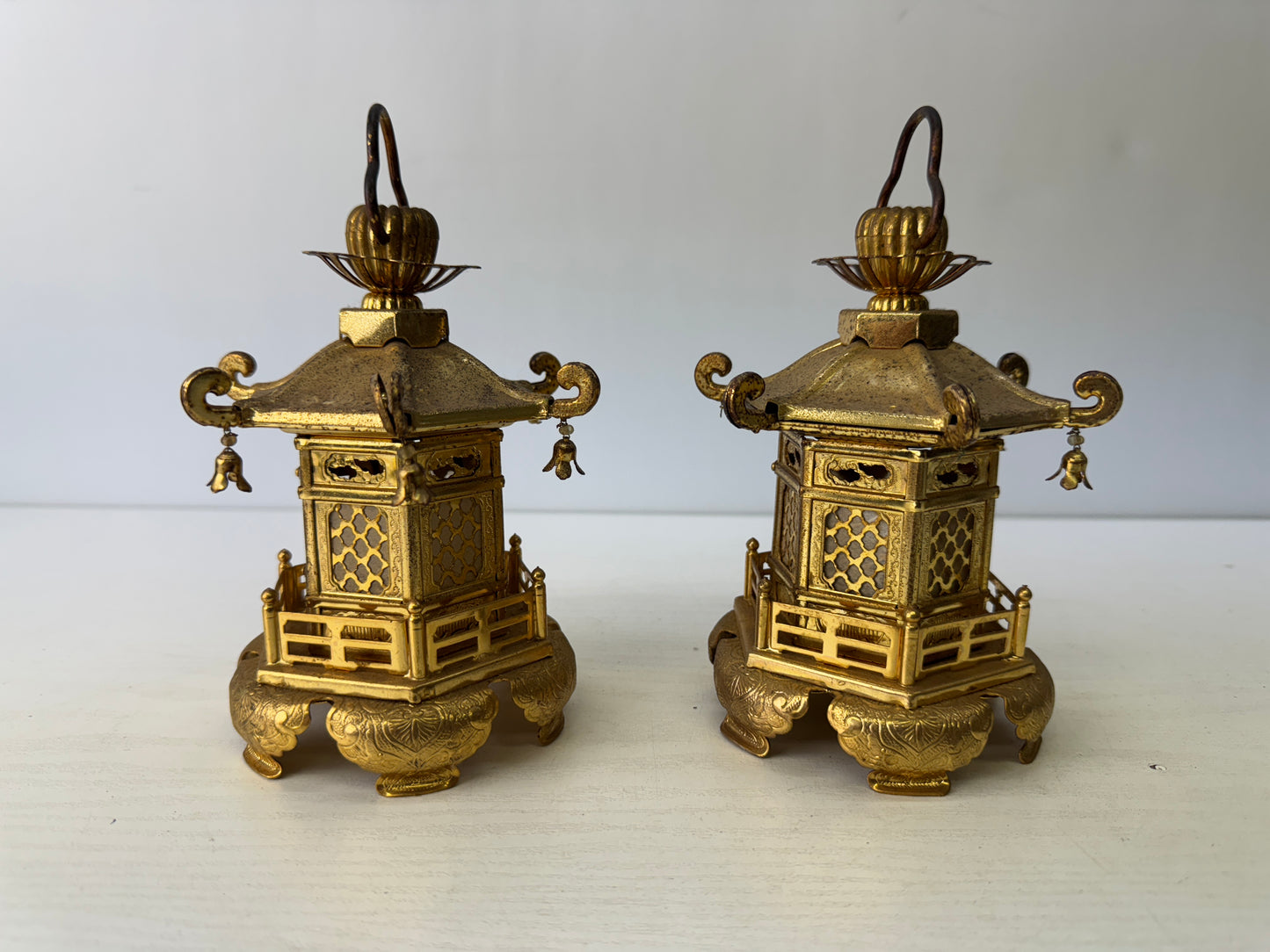 Y9536 TOUROU Gold metal small Hanging lanterns pair Japan antique Buddhist altar