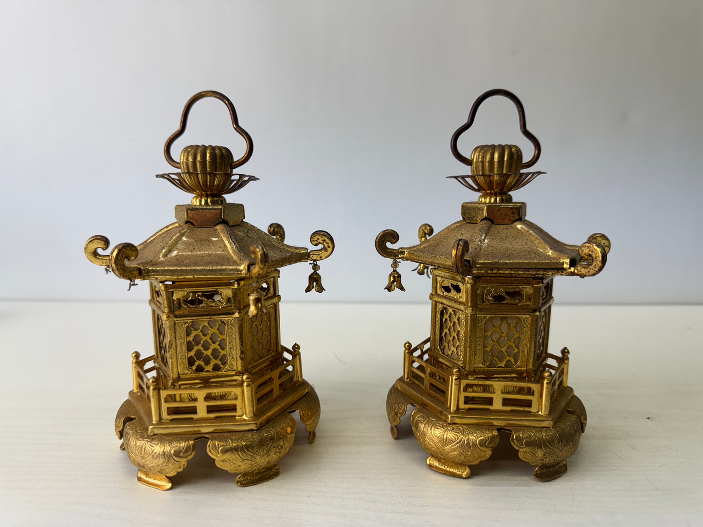 Y9536 TOUROU Gold metal small Hanging lanterns pair Japan antique Buddhist altar
