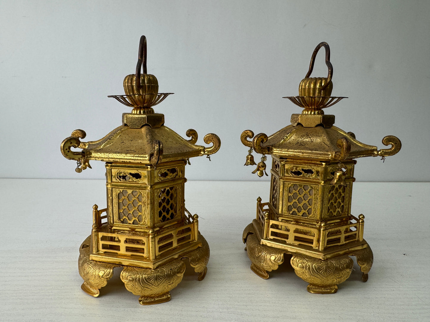 Y9536 TOUROU Gold metal small Hanging lanterns pair Japan antique Buddhist altar