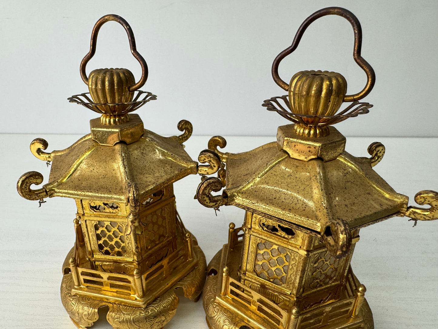 Y9536 TOUROU Gold metal small Hanging lanterns pair Japan antique Buddhist altar
