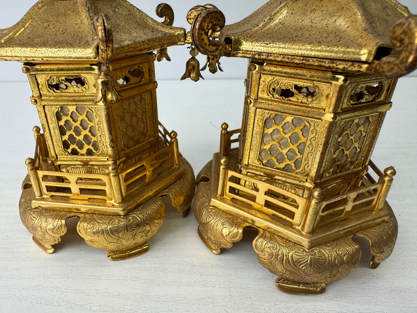 Y9536 TOUROU Gold metal small Hanging lanterns pair Japan antique Buddhist altar