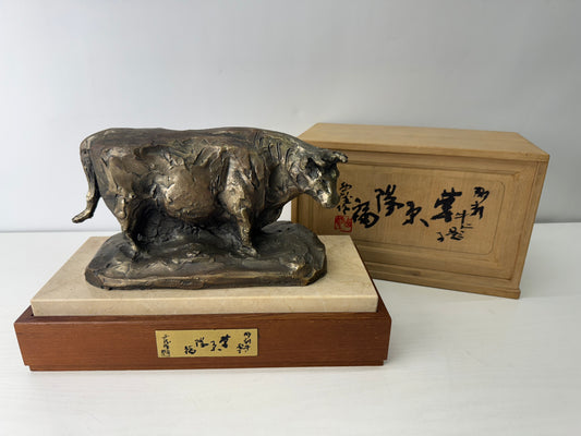 Y9566 OKIMONO Bronze Cow figurine signed box marble base Japan antique interior
