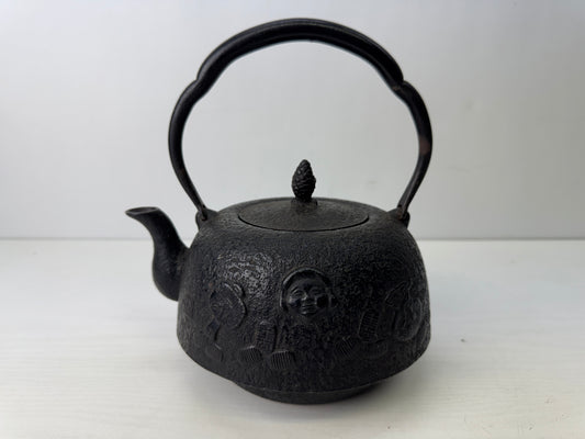Y9609 TETSUBIN Iron kettle Treasure pattern signed Japan antique teapot tea pot