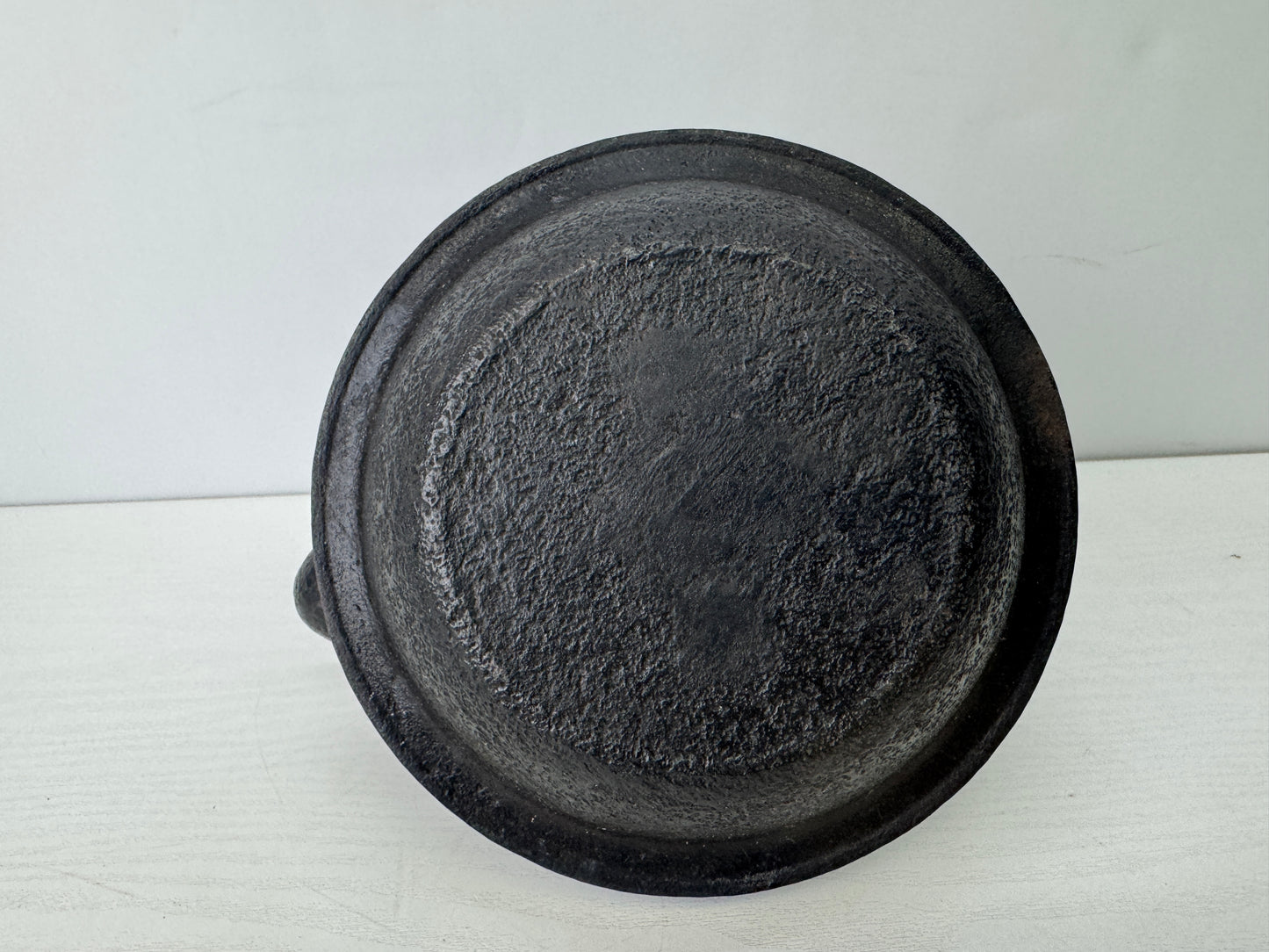 Y9609 TETSUBIN Iron kettle Treasure pattern signed Japan antique teapot tea pot