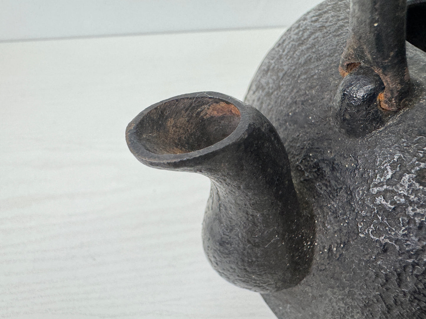 Y9609 TETSUBIN Iron kettle Treasure pattern signed Japan antique teapot tea pot