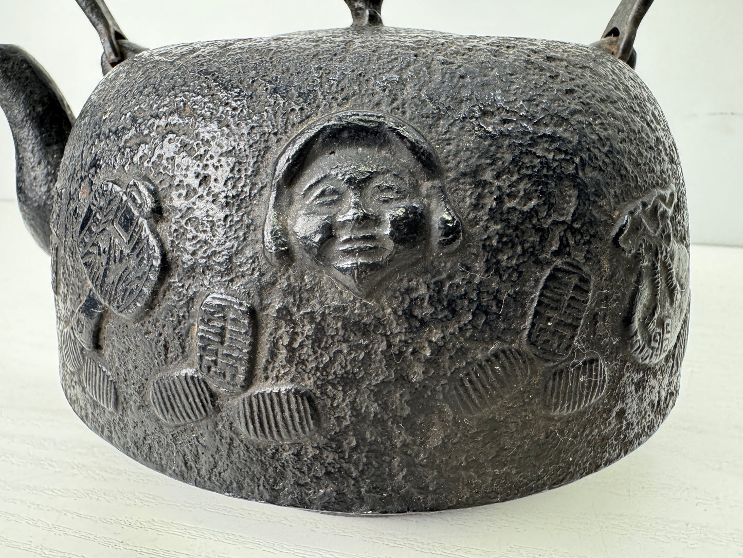 Y9609 TETSUBIN Iron kettle Treasure pattern signed Japan antique teapot tea pot