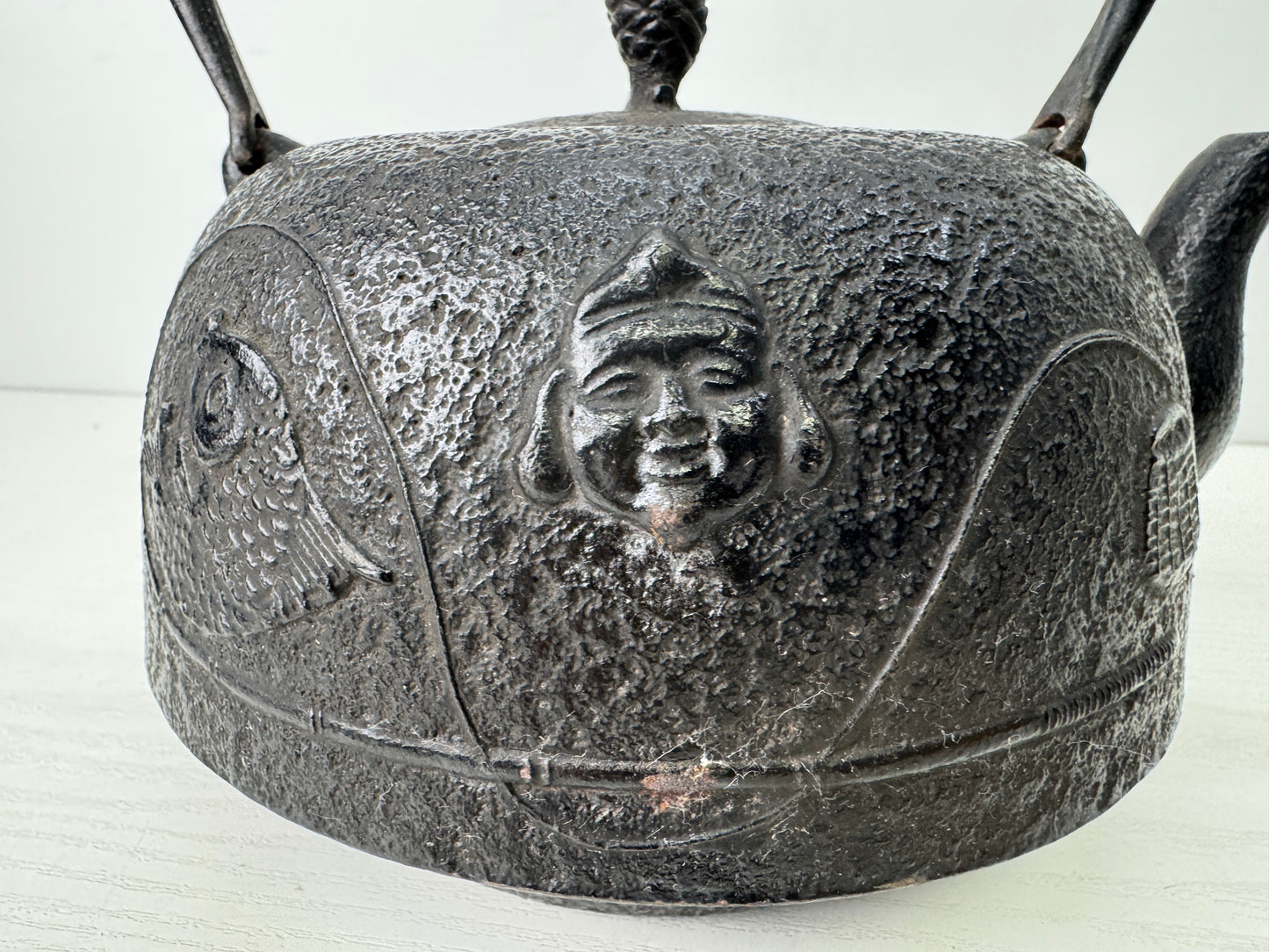 Y9609 TETSUBIN Iron kettle Treasure pattern signed Japan antique teapot tea pot