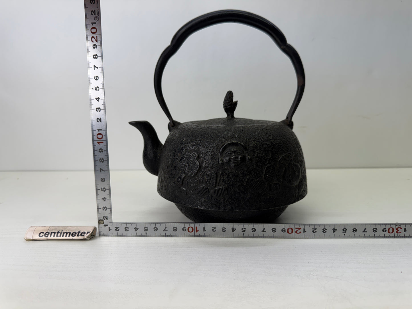 Y9609 TETSUBIN Iron kettle Treasure pattern signed Japan antique teapot tea pot