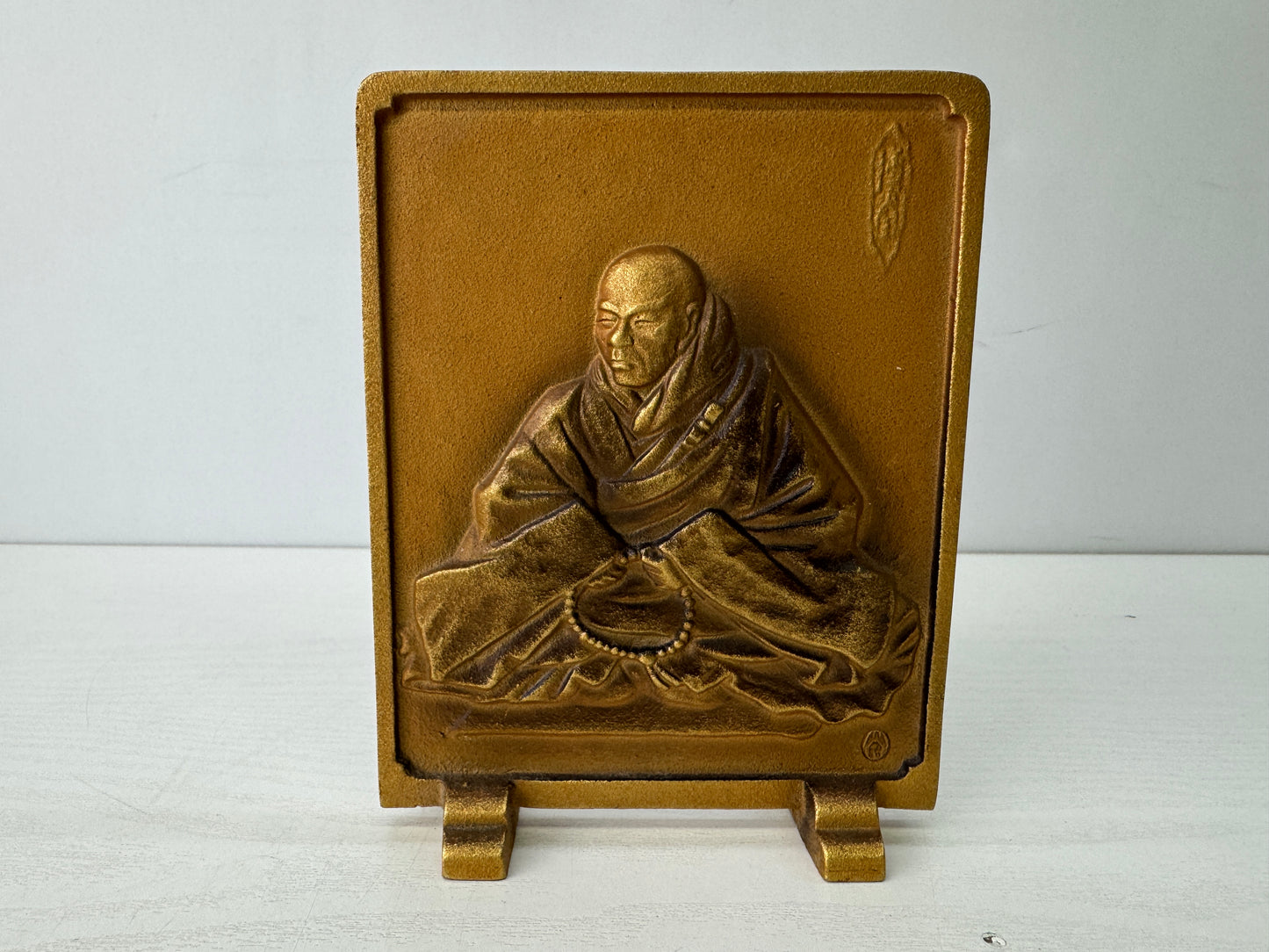 Y9622 STATUE Saint Shinran figurine small screen metal signed Japan antique