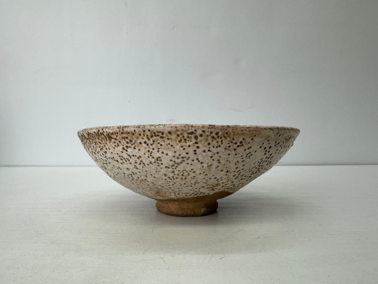 Y9669 CHAWAN Raku-ware white flat bowl signed box Japan antique tea ceremony cup