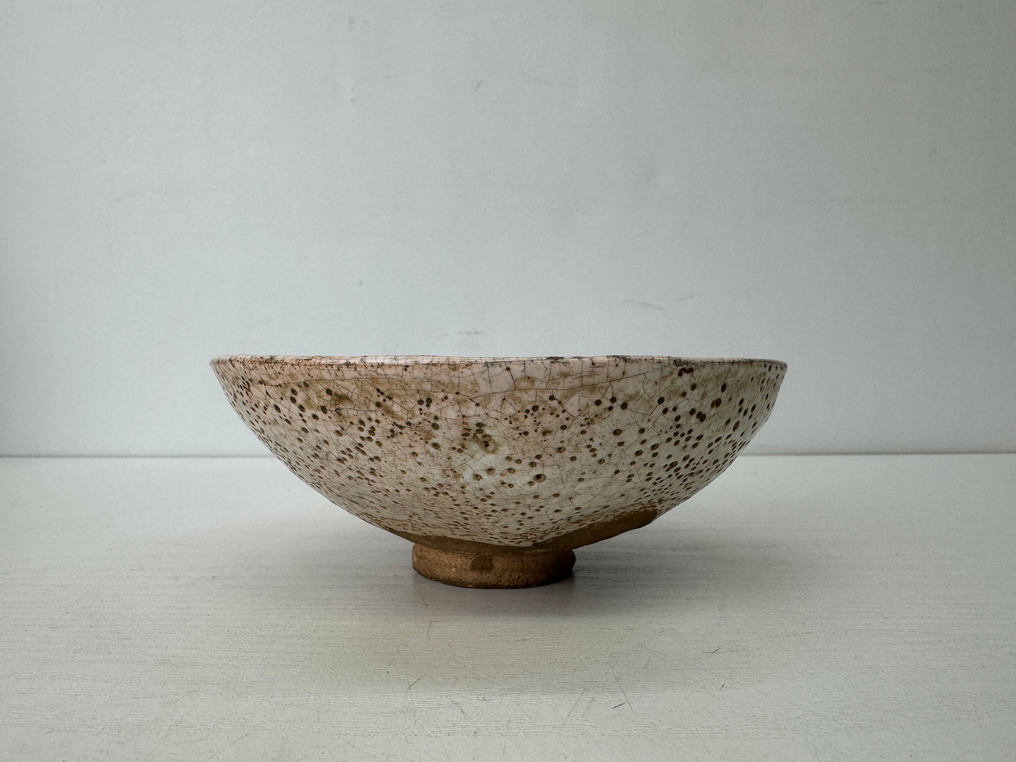 Y9669 CHAWAN Raku-ware white flat bowl signed box Japan antique tea ceremony cup