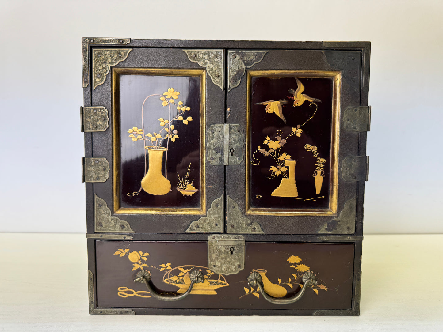 Y9691 TANSU Makie small chest of drawers box lock Meiji period Japan antique