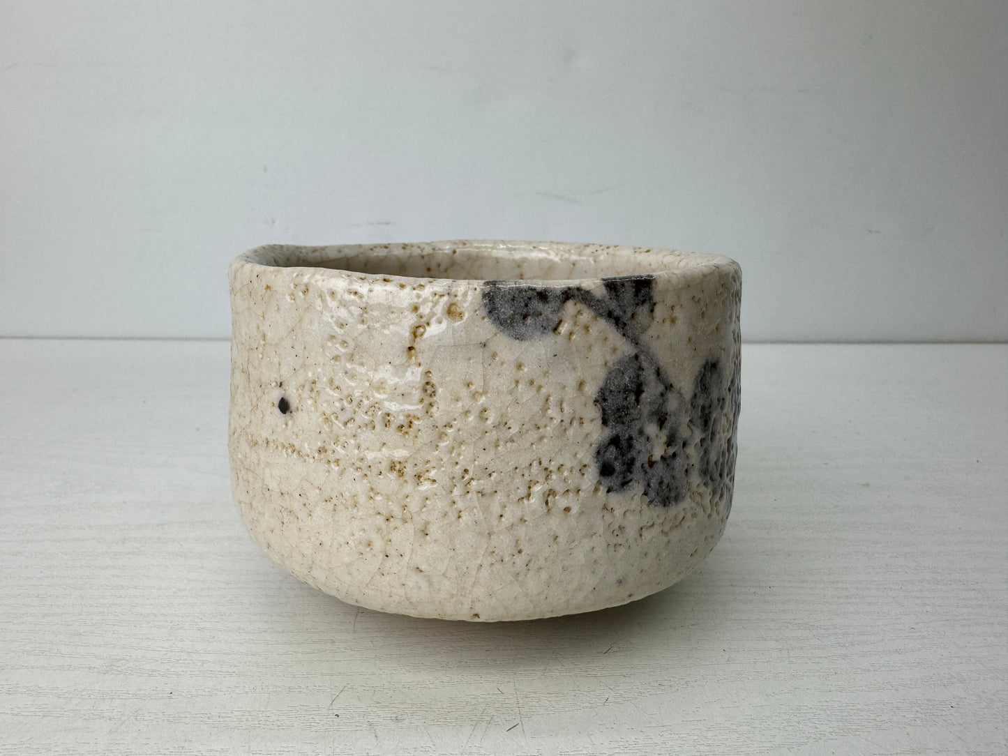 Y9699 CHAWAN Shino-ware bowl signed Japan antique tea ceremony pottery cup