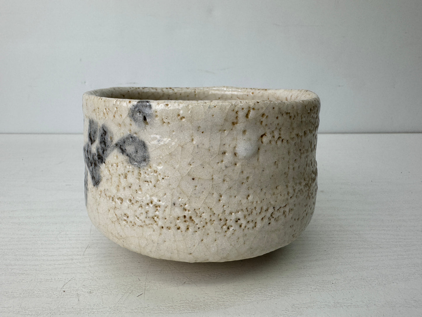 Y9699 CHAWAN Shino-ware bowl signed Japan antique tea ceremony pottery cup