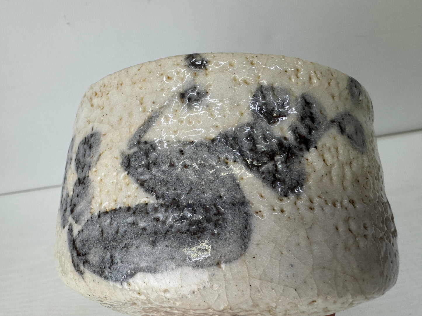 Y9699 CHAWAN Shino-ware bowl signed Japan antique tea ceremony pottery cup