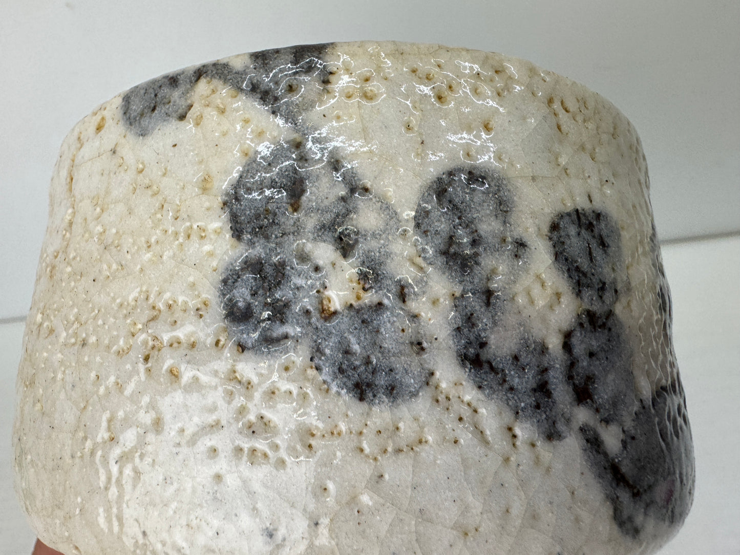 Y9699 CHAWAN Shino-ware bowl signed Japan antique tea ceremony pottery cup