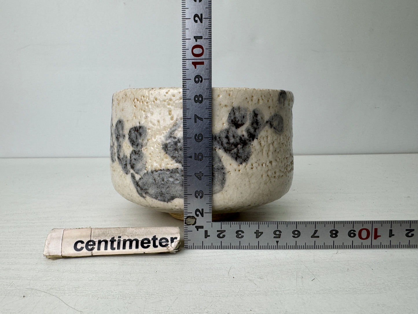 Y9699 CHAWAN Shino-ware bowl signed Japan antique tea ceremony pottery cup