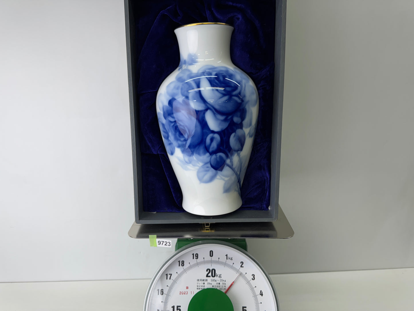 Y9723 FLOWER VASE Blue Rose signed box Japan antique ikebana floral arragement