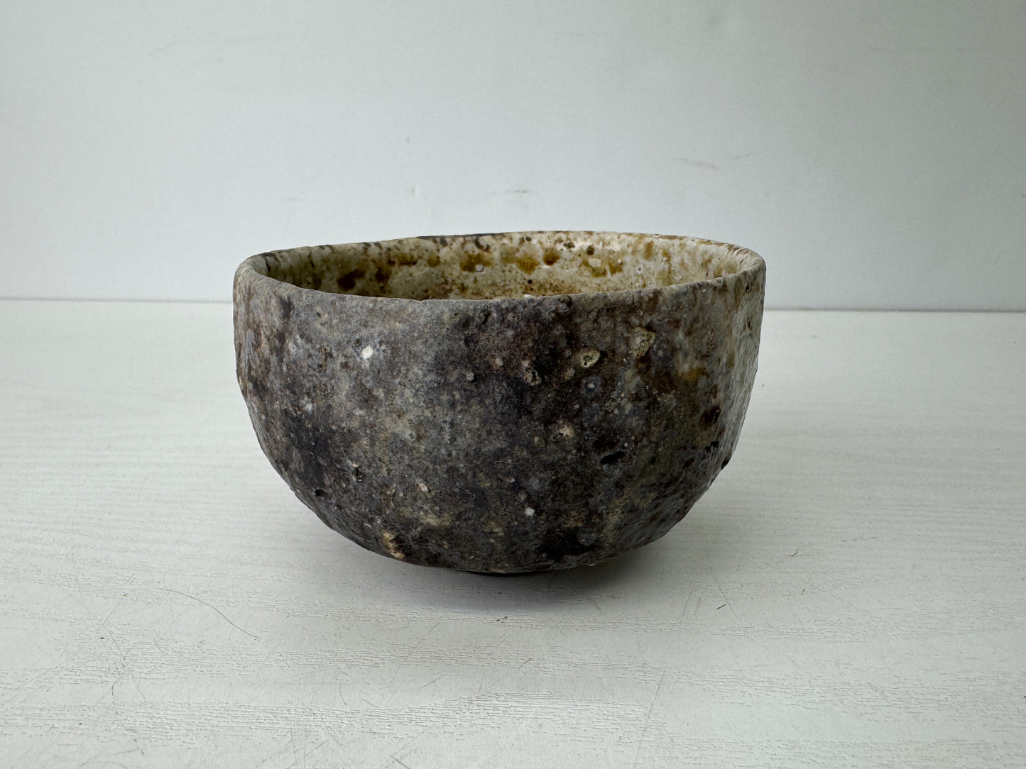 Y9728 CHAWAN Shigaraki-ware bowl signed Japan antique tea ceremony pottery cup