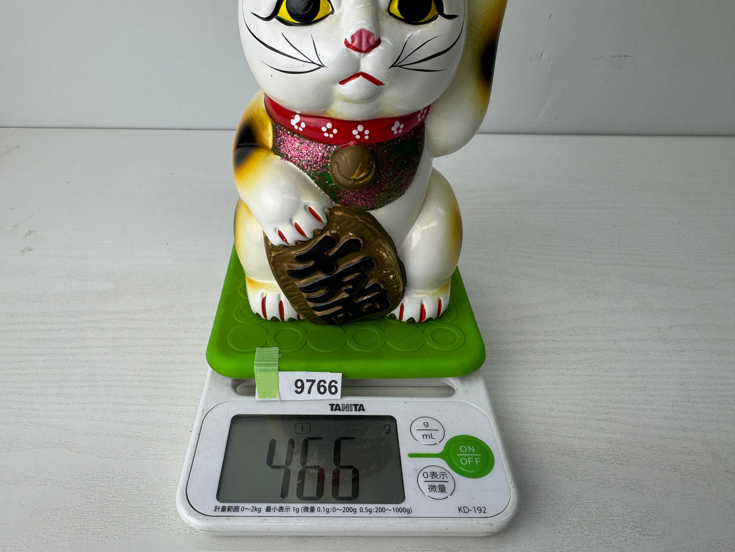 Y9766 OKIMONO ceramic Maneki-neko lucky beckoning cat figurine Japan antique