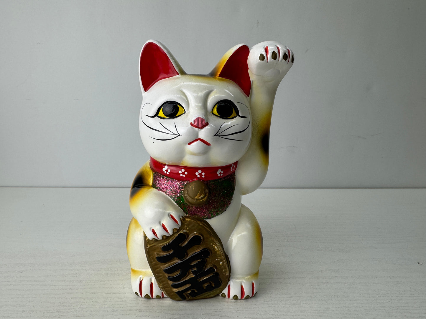 Y9766 OKIMONO ceramic Maneki-neko lucky beckoning cat figurine Japan antique