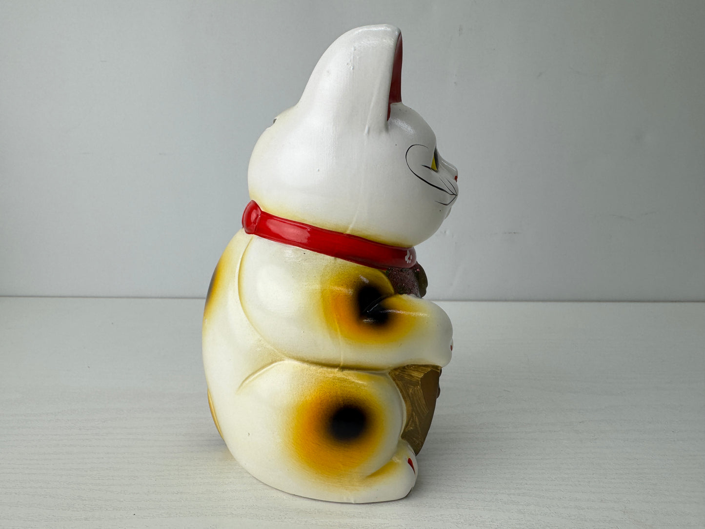 Y9766 OKIMONO ceramic Maneki-neko lucky beckoning cat figurine Japan antique