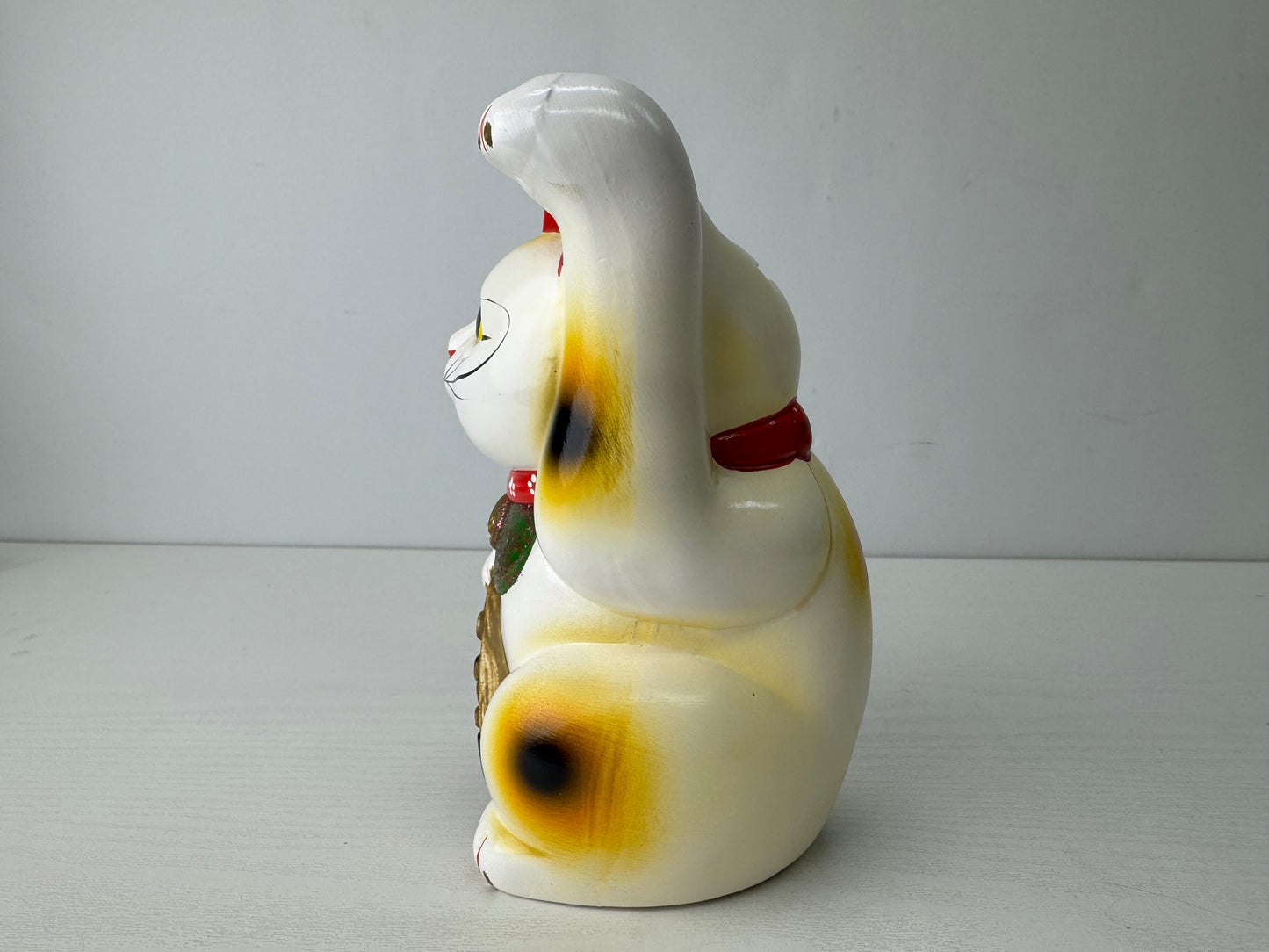Y9766 OKIMONO ceramic Maneki-neko lucky beckoning cat figurine Japan antique