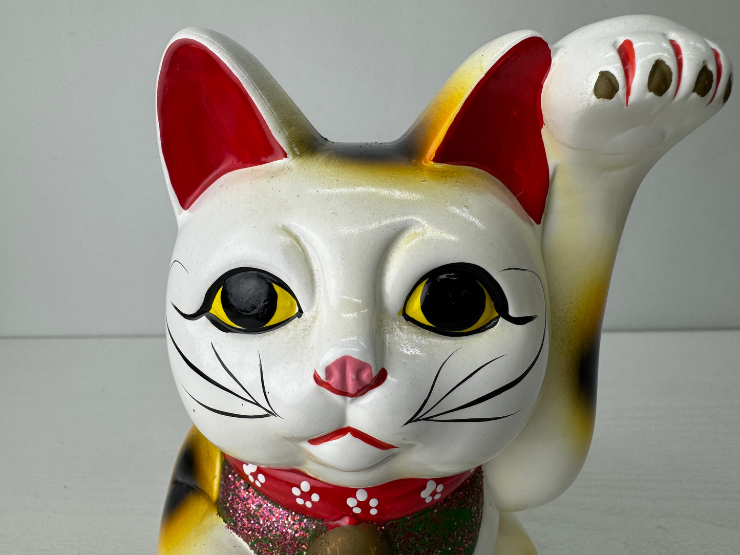 Y9766 OKIMONO ceramic Maneki-neko lucky beckoning cat figurine Japan antique