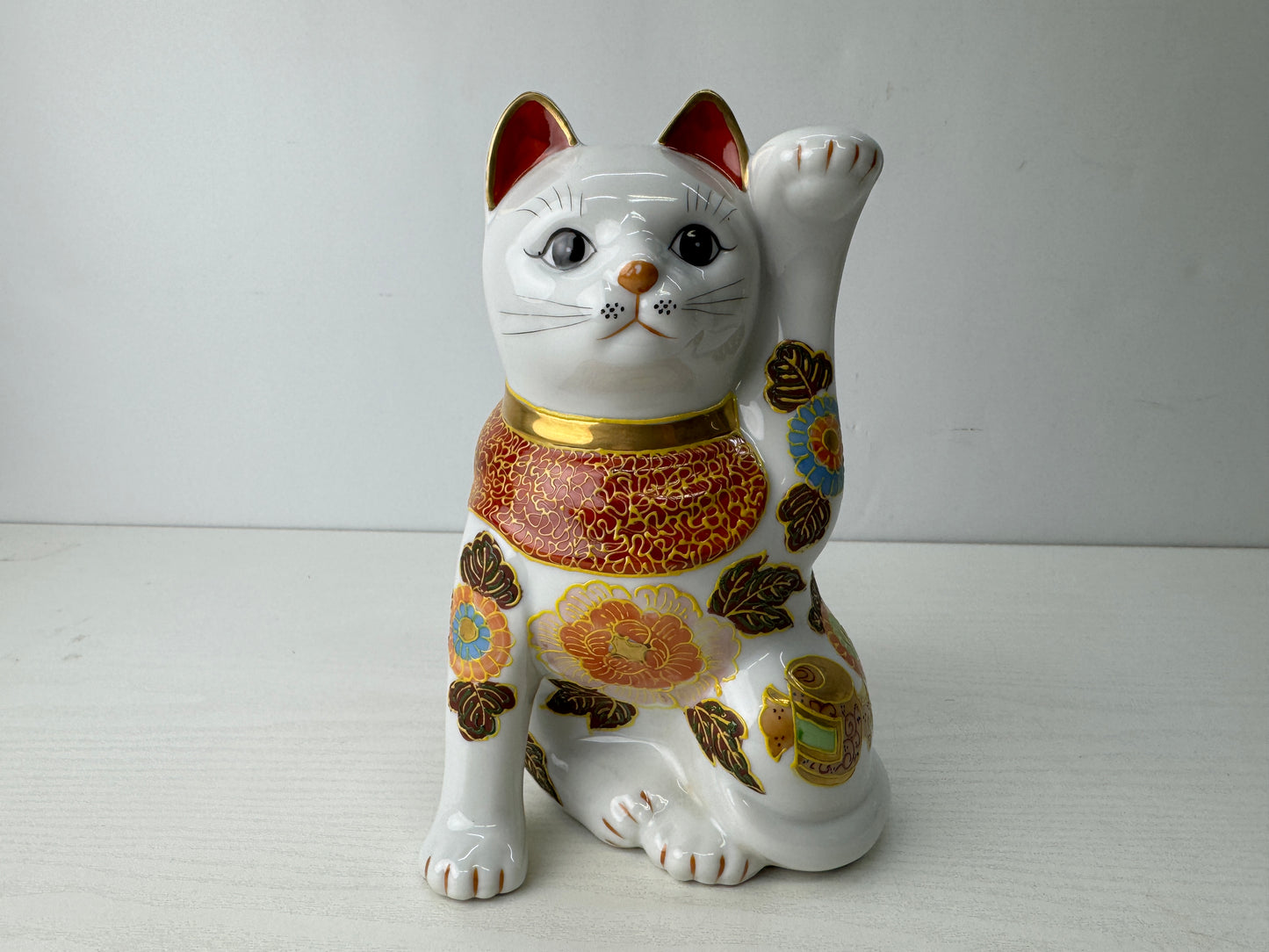 Y9767 OKIMONO ceramic Maneki-neko lucky beckoning cat figurine Japan antique