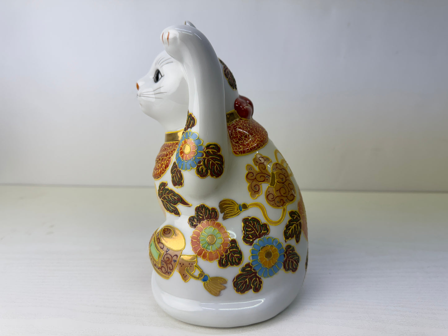 Y9767 OKIMONO ceramic Maneki-neko lucky beckoning cat figurine Japan antique