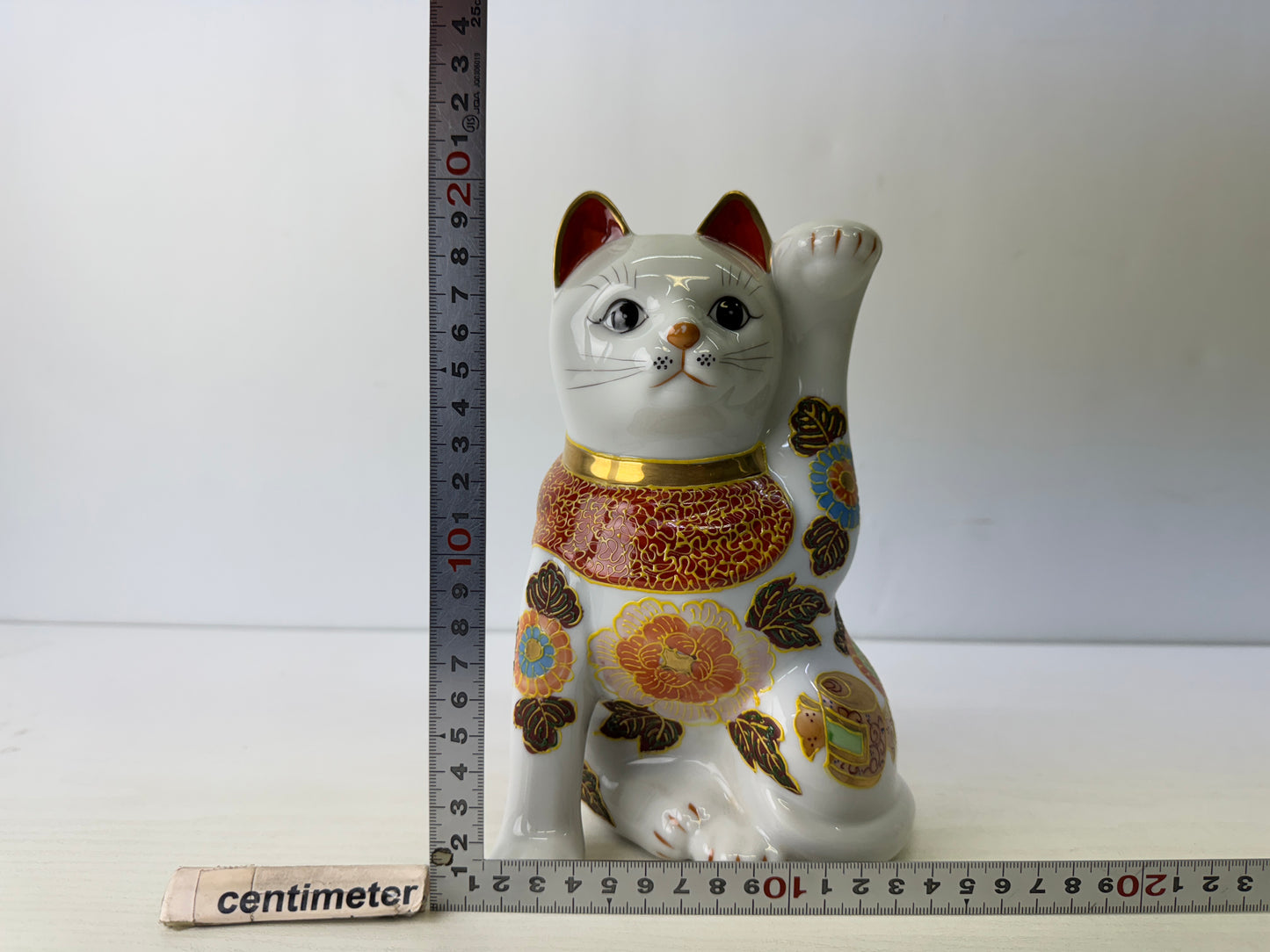 Y9767 OKIMONO ceramic Maneki-neko lucky beckoning cat figurine Japan antique