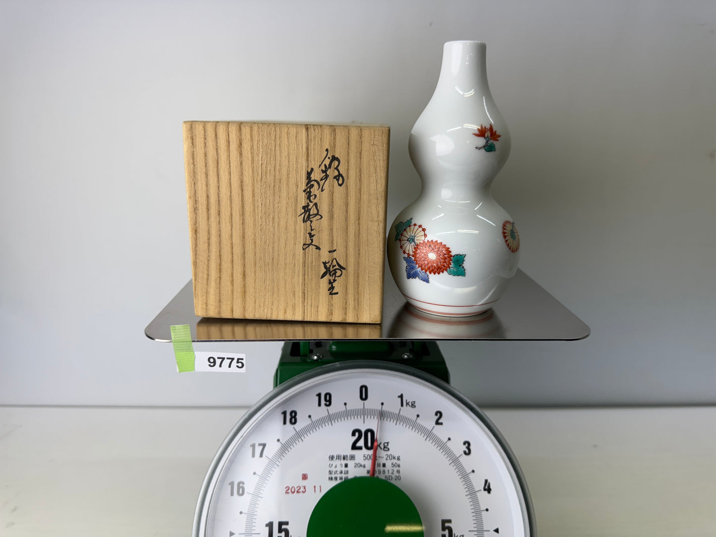 Y9775 FLOWER VASE Arita-ware single bud signed box Japan antique ikebana floral