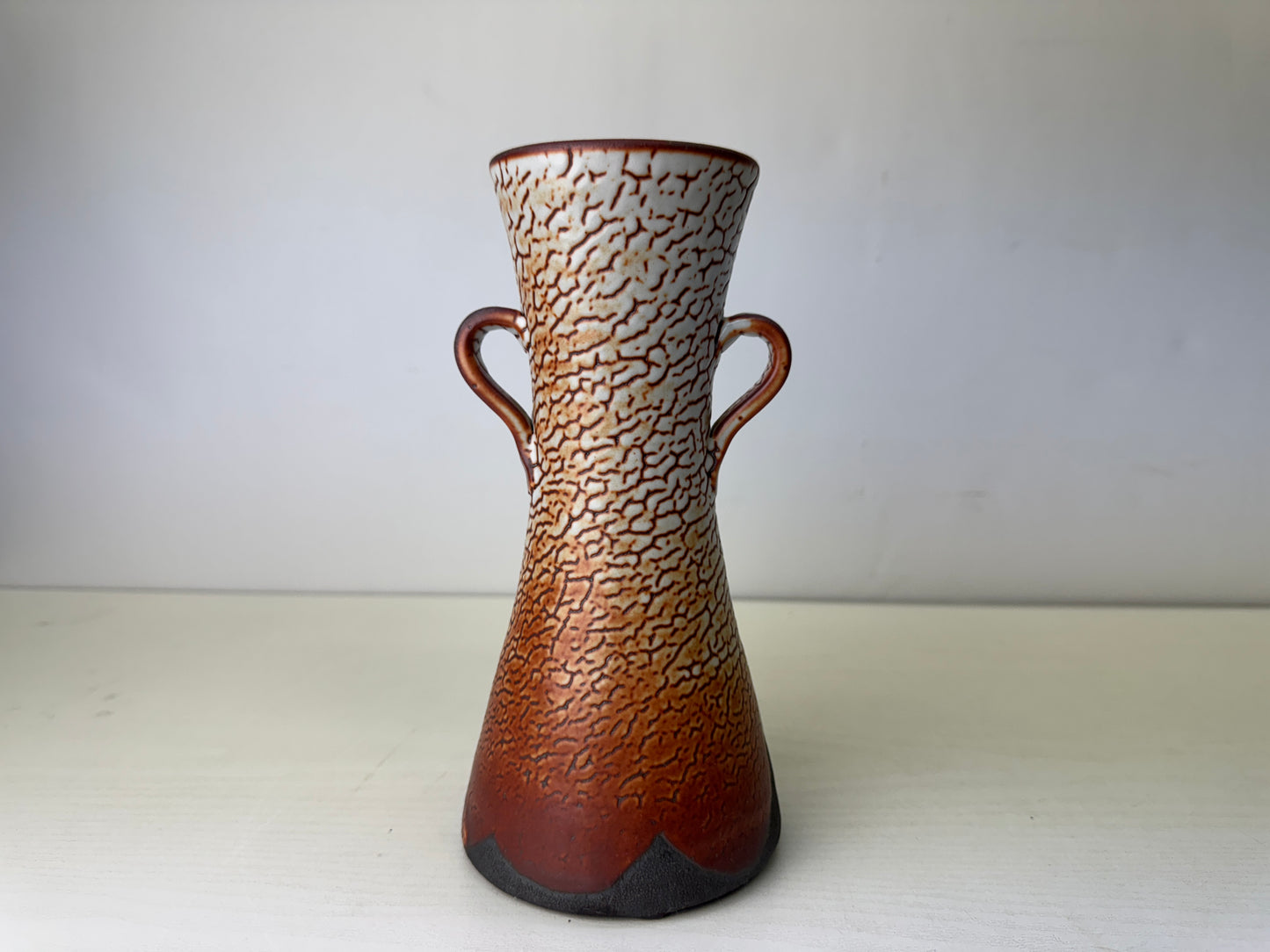 Y9776 FLOWER VASE Shino-ware handle signed box Japan antique ikebana floral