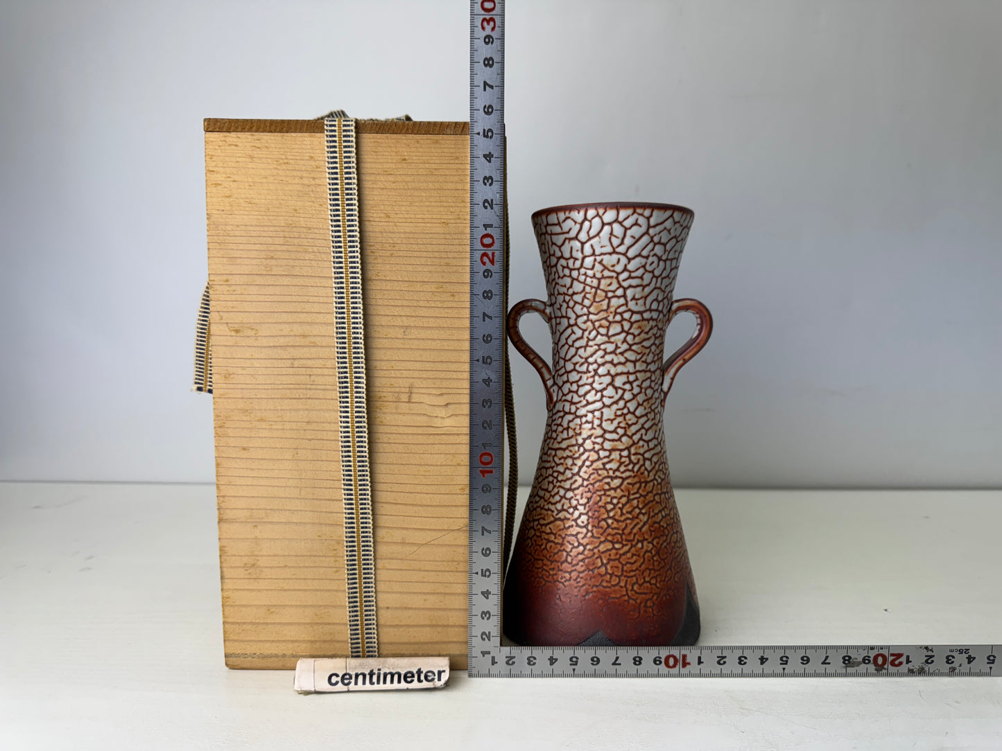 Y9776 FLOWER VASE Shino-ware handle signed box Japan antique ikebana floral