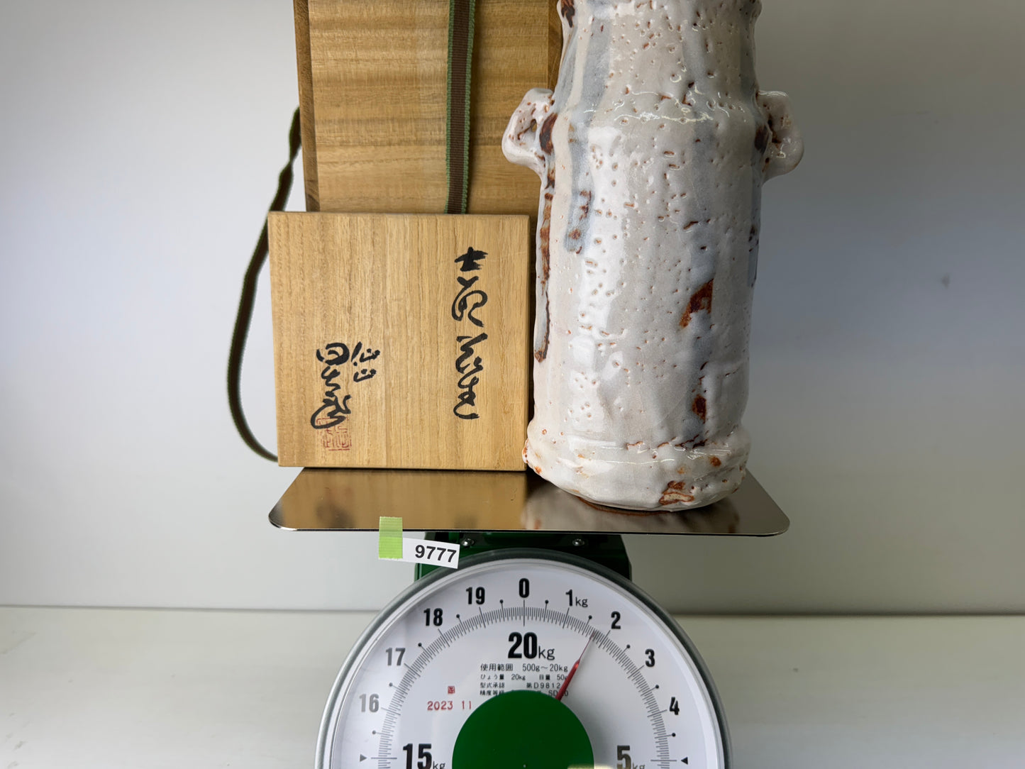 Y9777 FLOWER VASE Shino-ware signed box Japan antique ikebana floral arrangement