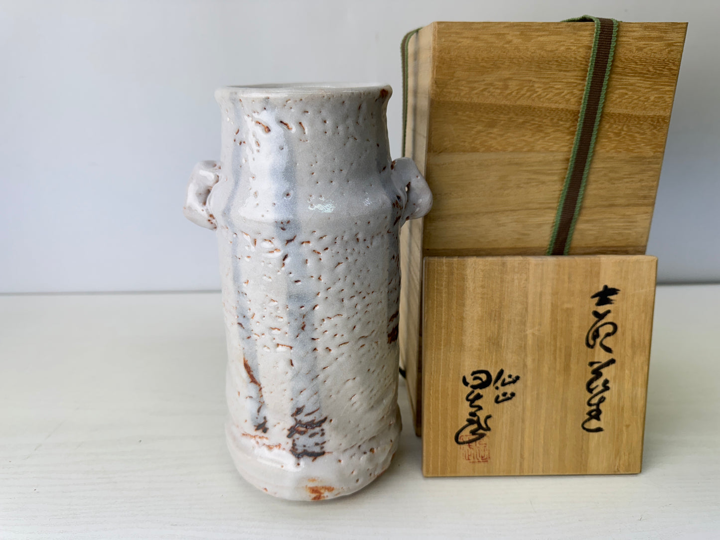 Y9777 FLOWER VASE Shino-ware signed box Japan antique ikebana floral arrangement