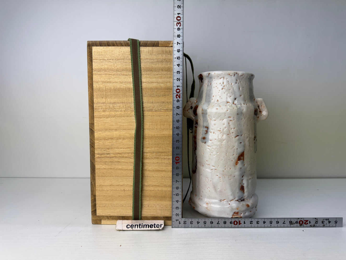 Y9777 FLOWER VASE Shino-ware signed box Japan antique ikebana floral arrangement