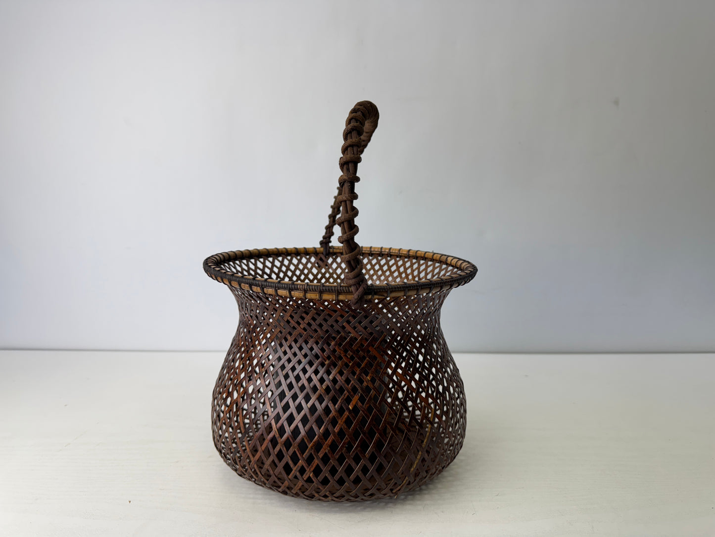 Y9782 Bamboo Woven Basket flower vase box Japan antique ikebana floral decor