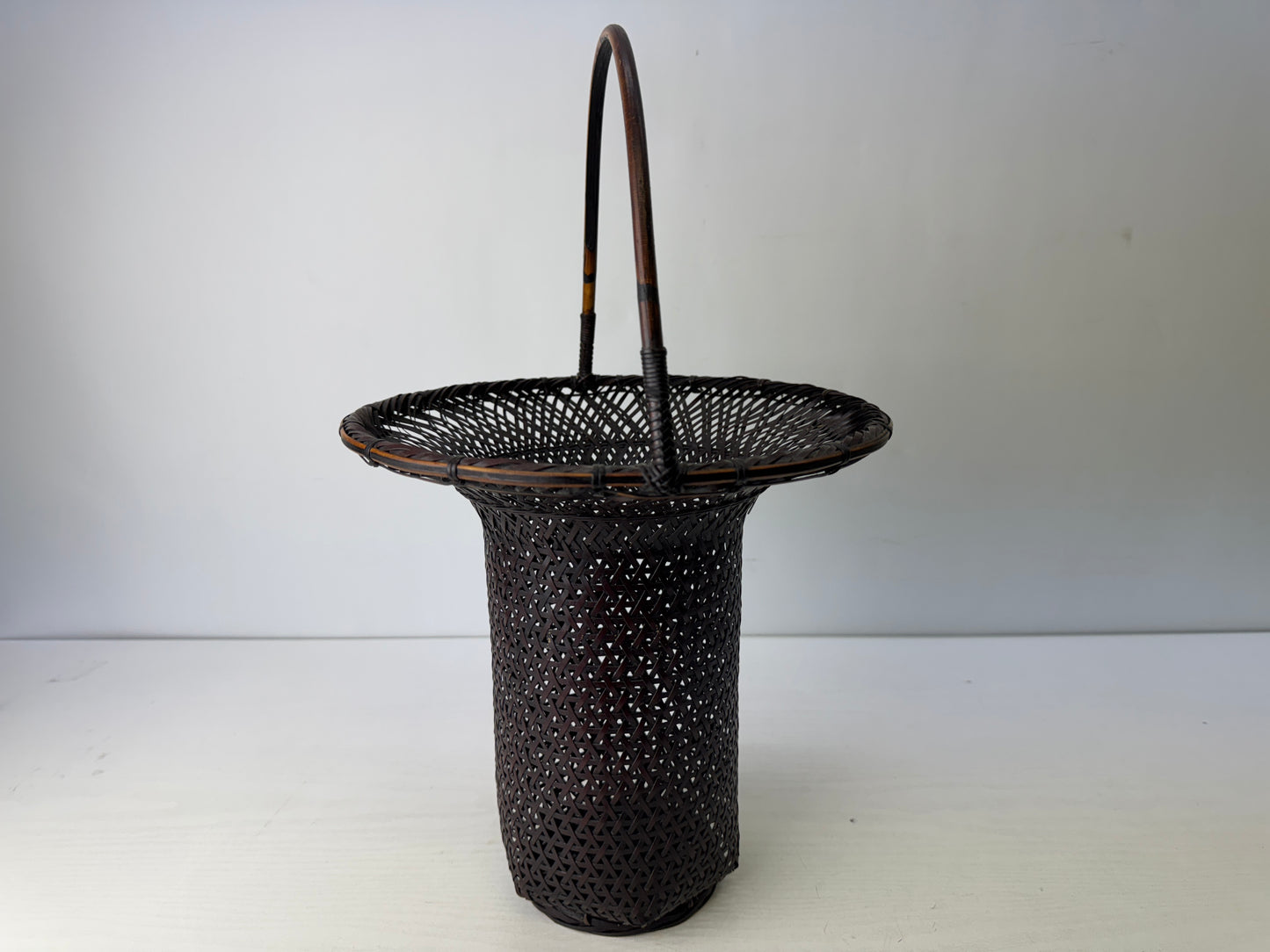 Y9784 Bamboo Woven Basket flower vase signed Japan antique ikebana floral decor