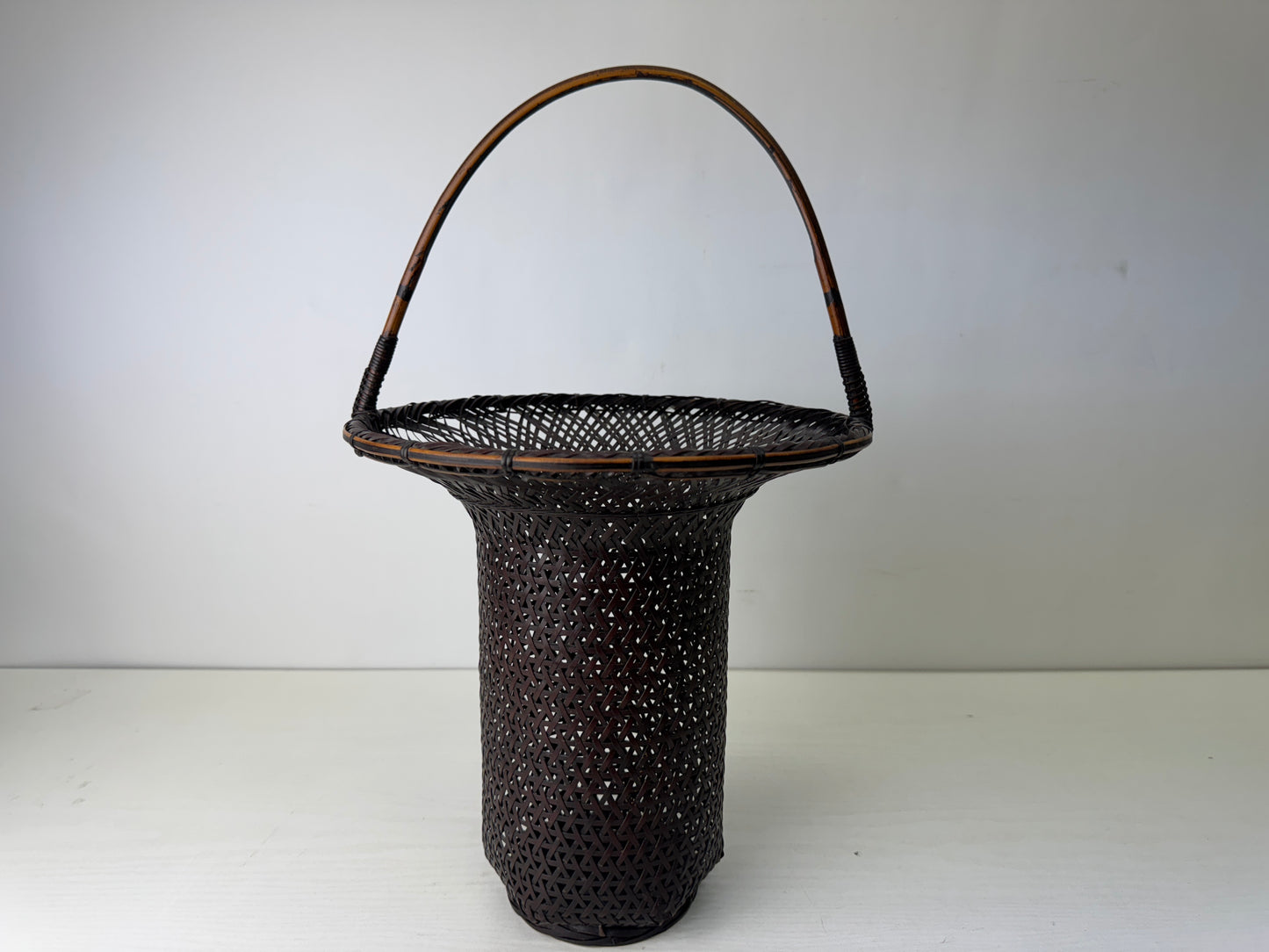 Y9784 Bamboo Woven Basket flower vase signed Japan antique ikebana floral decor