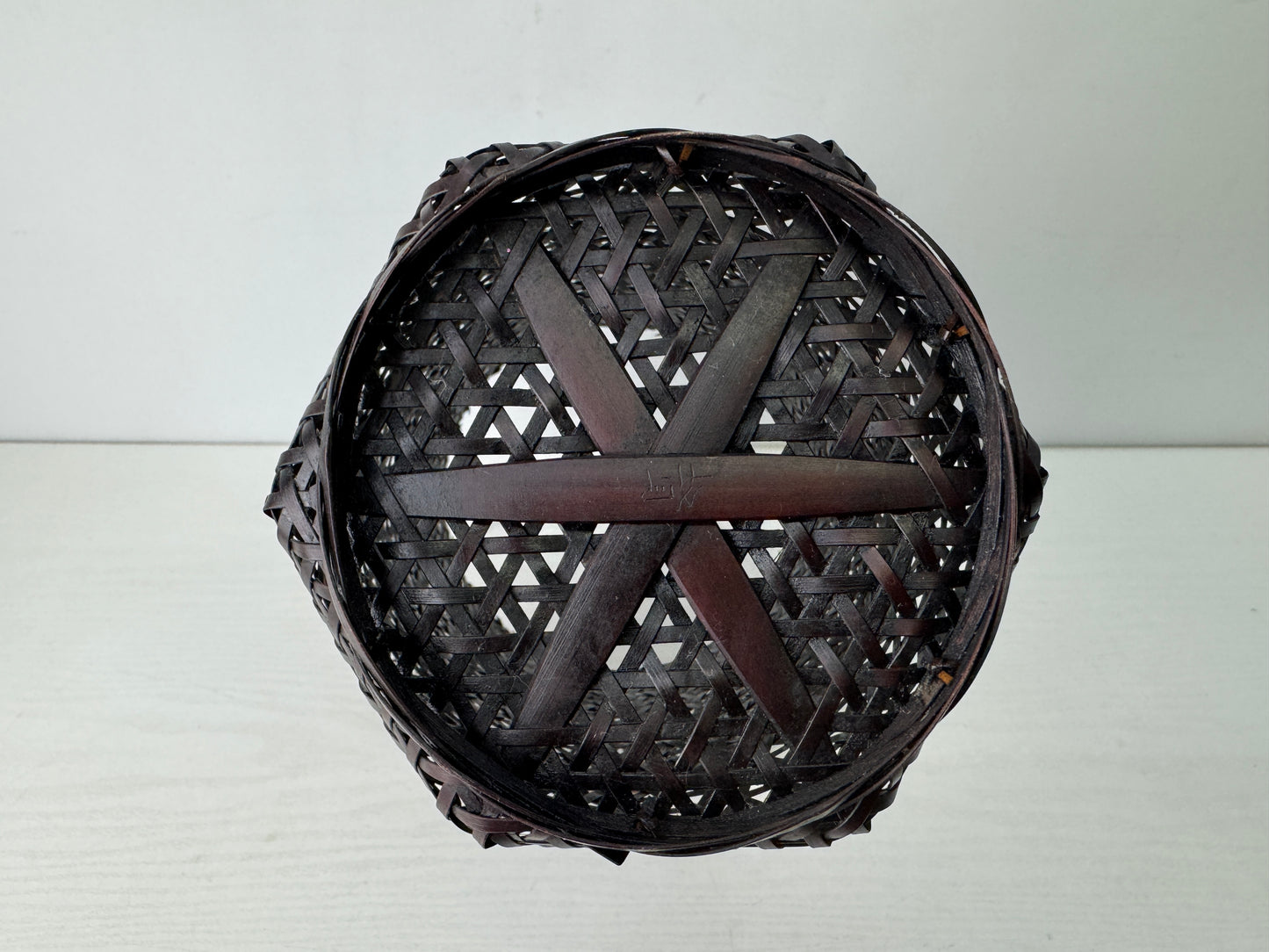 Y9784 Bamboo Woven Basket flower vase signed Japan antique ikebana floral decor