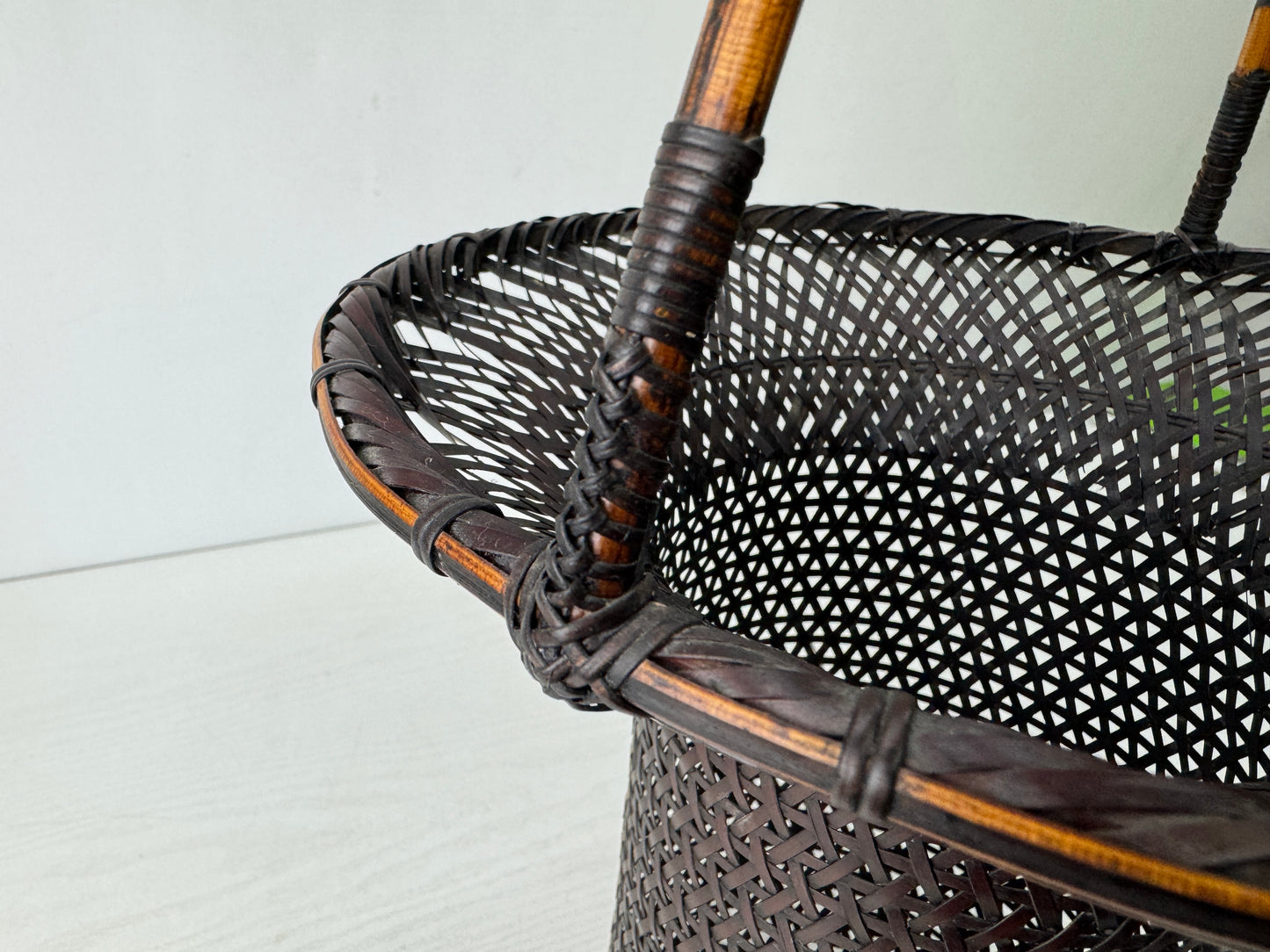 Y9784 Bamboo Woven Basket flower vase signed Japan antique ikebana floral decor