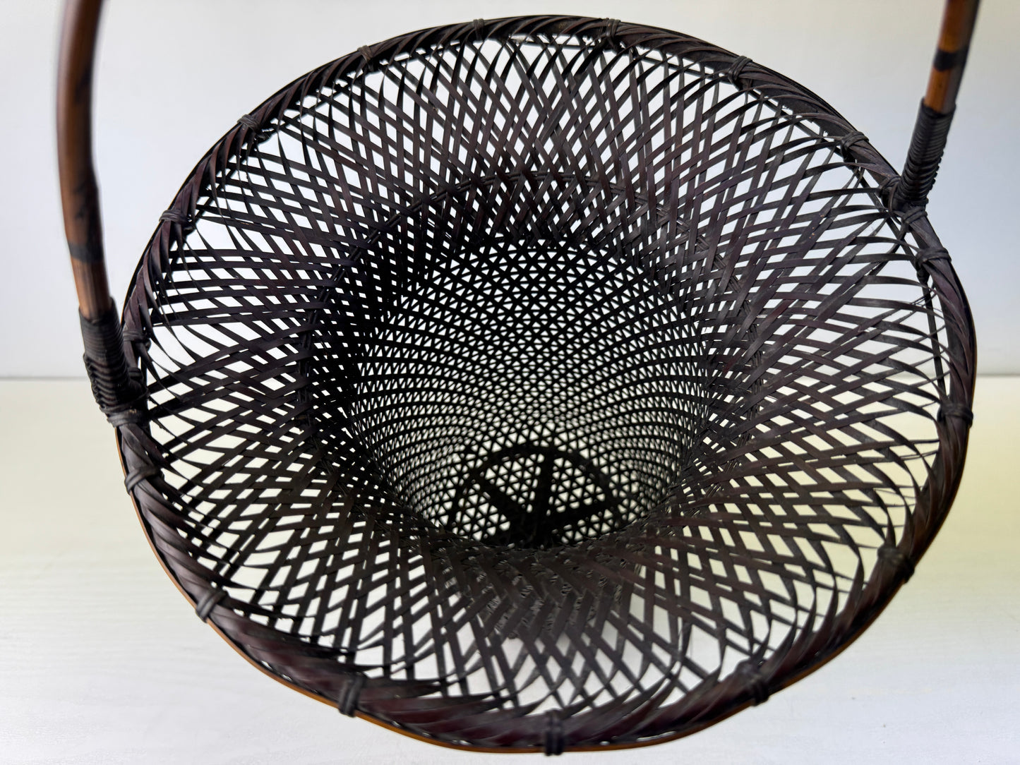 Y9784 Bamboo Woven Basket flower vase signed Japan antique ikebana floral decor